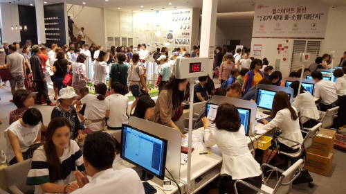 ▲ 힐스테이트 동탄 견본주택에 모여든 관람객들이 청약상담을 받고 있다. ⓒ 현대건설