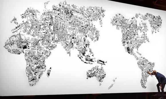▲ 김정기 작가는 SK이노베이션의 사업 분야를 그림으로 표현하며 세계 지도를 완성했다.ⓒSK이노베이션