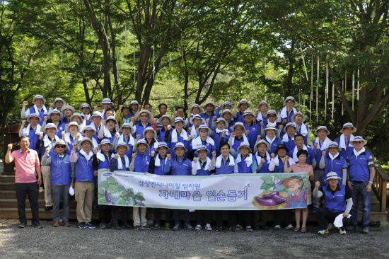 ▲ 삼성엔지니어링 임직원들이 횡성군 살구마을 봉사활동에 나서기 전 기념촬영을 하고 있다.ⓒ삼성엔지니어링