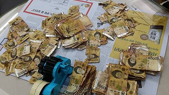 ▲ 장판 밑 습기 등으로 훼손된 은행권. ⓒ한국은행