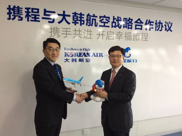 ▲ 사진은 채종훈 대한항공 중국지역본부장(오른쪽)과 궈닝(郭宁) 시트립 항공부문 총경리(왼쪽)가  마케팅 협력을 위한 업무 협약 체결 후 기념품을 교환하는 모습.ⓒ대한항공