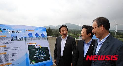 ▲ 지난해 8월31일 오후 제주 서귀포시 표선면 가시리 조랑말 박물관 옥상에서, 남경필 경기도지사와 원희룡 제주지사가 이성구 제주에너지공사 사장에게서, 풍력발전단지 사업에 대한 설명을 듣고 있다. ⓒ 사진 뉴시스