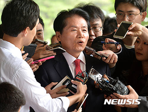 ▲ 김병원 농협중앙회장이 '농협 부정선거 의혹' 사건으로 지난달 30일 오전, 서울 서초구 서울중앙지검에 피의자 신분으로 소환되고 있다. ⓒ 사진 뉴시스