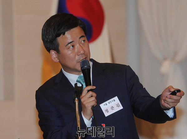 ▲ 새누리당 정준길 당협위원장(서울 광진을)이 11일 오후 서울 여의도 중소기업중앙회관에서 열린 새누리당 전국원외당협위원장협의회 전체회의에서 발제를 하고 있다. ⓒ뉴데일리 정재훈 기자