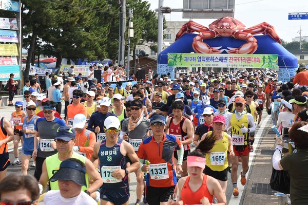 ▲ 제12회 영덕로하스해변전국마라톤 대회가 5천여명이 참석한 가운데 총성과 함께 힘찬 출발을 하고 있다.ⓒ영덕군 제공