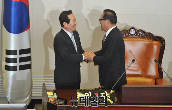 ▲ 국회 최다선인 8선 의원으로 20대 국회 개원 당시 임시 의장을 맡았던 새누리당 서청원 의원이 20대 국회 전반기 의장으로 선출된 정세균 의원을 축하하고 있다. ⓒ뉴데일리 이종현 기자