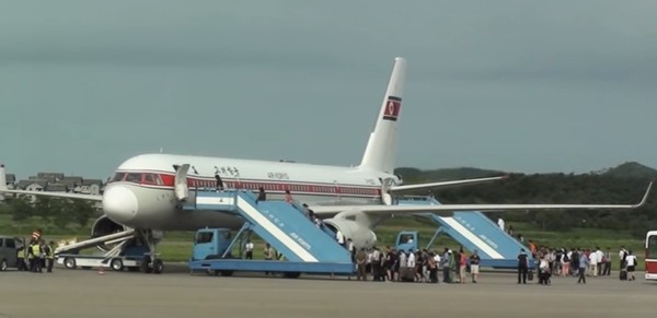 ▲ 美CIA가 최근 전세계 238개 국가에 대한 인구 정보를 집계한 자료에 따르면 북한을 떠나는 사람의 수가 새로 입국해 정착하는 수보다 많다고 한다. 사진은 평양 공항의 모습.ⓒ유튜브 영상 캡쳐