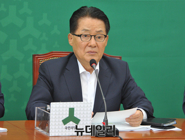 ▲ 국민의당 박지원 비상대책위원장이 12일 의원총회에 참석해 법원의 김수민-박선숙 의원 구속영장 기각에 대해 "사필귀정"이라고 자평했다. ⓒ뉴데일리 이종현 기자