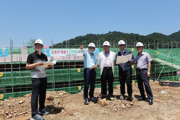 ▲ 서문환 예천구 부군수(왼쪽 두번째)가 상강문화단지를 찾아 현장점검에 나서고 있다.ⓒ예천군 제공