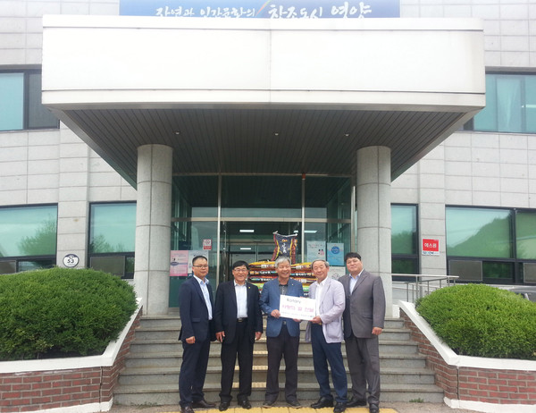 ▲ 국제로타리 3630지구 영양로타리클럽 오두찬 회장 등이 지역 소외계층을 위해 써달라며 쌀 50포대를 기증했다.ⓒ영양군 제공