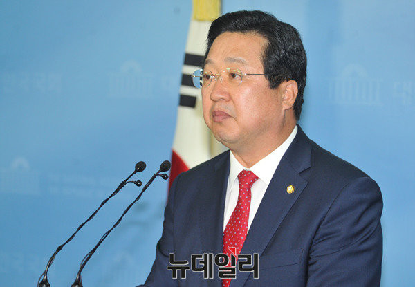 ▲ 새누리당 이장우 의원이 12일 오전 국회에서 기자회견을 열고 8·9 전당대회 최고위원 경선에 출마해 충청 대망론을 실현하겠다고 공언하고 있다. ⓒ뉴데일리 이종현 기자