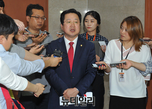 ▲ 새누리당 이장우 의원이 12일 오전 국회에서 8·9 전당대회 최고위원 경선 출마 기자회견을 가진 직후 취재진과 만나 충청 대망론을 언급하고 있다. ⓒ뉴데일리 이종현 기자