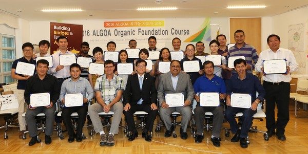 ▲ 아시아 유기농지도자교육생들이 12일 수료식을 마치고 포즈를 취했다.ⓒ괴산군