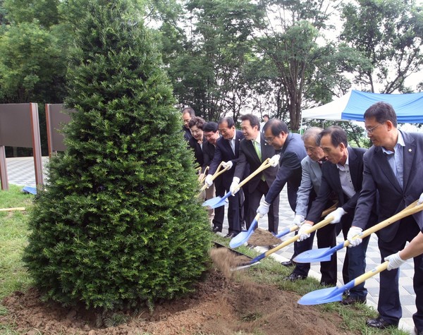 ▲ 이승훈 충북 청주시장 등 참석자들이 12일 옥화자연휴양림 개관 기념 식수를 하고 있다.ⓒ청주시