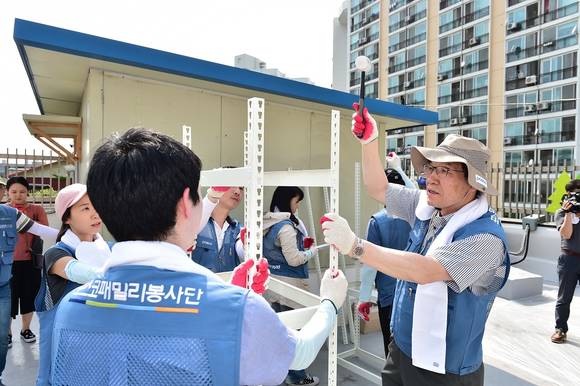 ▲ 지난 5월 31일 권오준 회장이 포스코패밀리봉사단과 함께 하상장애인복지관을 찾아 장애가족 쉼터인 '스틸가든'을 조성했다 .ⓒ포스코