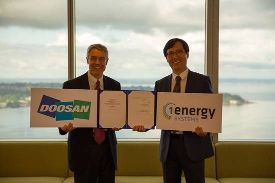 ▲ 데이빗 카플란(David Kaplan) 미국 원에너지시스템즈 CEO(좌)와 최대진 두산중공업 ESS 담당이 인수 서명식 후 기념촬영을 하고 있다. ⓒ두산중공업