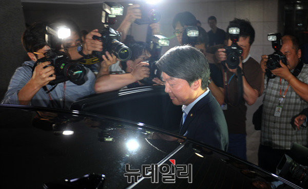 ▲ 국민의당 안철수 전 상임공동대표가 지난달 29일 대표직에서 사퇴하고 국회를 빠져나가고 있다. ⓒ뉴데일리 DB