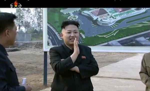 ▲ 2016년 상반기 북한의 '국가위험도'는 세계 186개국 중 181위로 평가돼 최하위군에 속했다. 사진은 지난 11일 北선전매체가 2013년 당시 문수물놀이장을 찾은 김정은의 일화를 방영하며 우상화 작업을 진행하고 있다.ⓒ北선전매체 중계영상 캡쳐