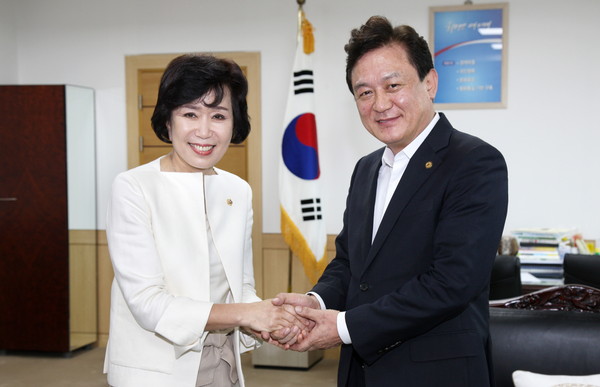 ▲ 김양희 충북도의장이 12일 김병우 교육감을 방문해 악수를 하고 있다.ⓒ충북도교육청