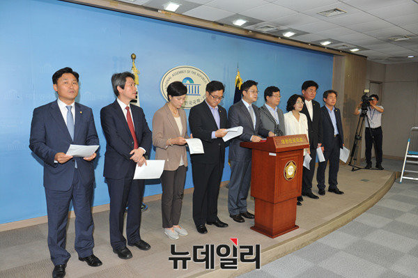 ▲ 민주평화국민연대 소속 더불어민주당 의원들이 13일 오전 국회 정론관에서 사드 배치 반대 기자회견을 갖고 있다. -이종현 기자