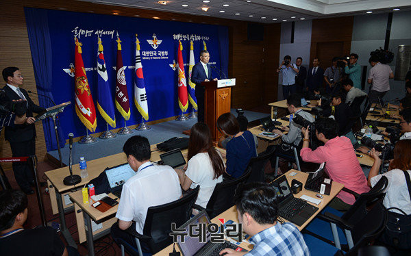 ▲ 13일 국방부 브리핑룸에서 열린 사드 배치지역 최종선정 발표 모습. ⓒ뉴데일리 정상윤 사진기자