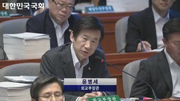 ▲ 윤병세 외교부 장관은 13일 한반도 내 '사드(THAAD)' 배치 결정 과정에서 윤 장관이 끝까지 반대 의견을 밝혔다는 보도와 관련해 "사실이 아니다"고 부인했다. 사진은 국회 예산결산특위의 2015회계연도 결산을 위한 전체회의에 출석 한 윤병세 장관이 박홍근 더불어민주당 의원의 질의에 답하고 있는 모습.ⓒ국회의사중계시스템 영상캡쳐