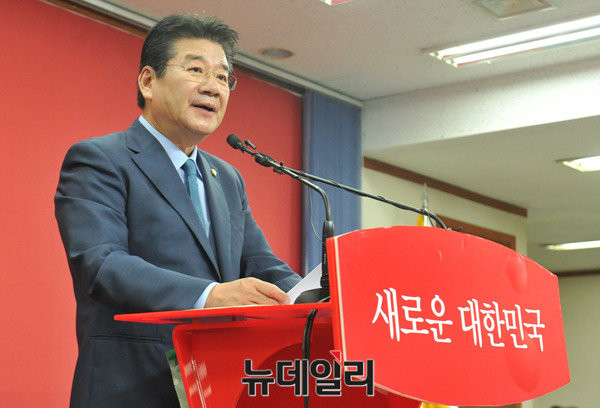 ▲ 새누리당 강석호 의원이 지난 3일 서울 여의도 당사에서 기자회견을 갖고 당내 의원들 중 최초로 최고위원 출마를 공식 선언하고 있다. ⓒ뉴데일리 이종현 기자