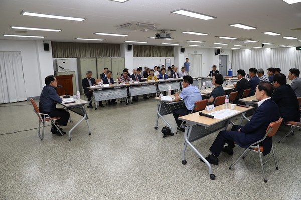 ▲ 의성군이 13일 민간단체와 대표와 간담회를 갖고 공항이전 등에 관한 대책을 논의하는 등 발빠른 행보에 나서고 있다.ⓒ의성군 제공