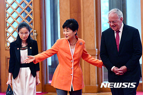 ▲ 박근혜 대통령이 13일 오후 청와대에서 공식방한 한 슈나이더 암만 스위스 대통령을 방명록 서명장소로 안내하고 있다. ⓒ뉴시스