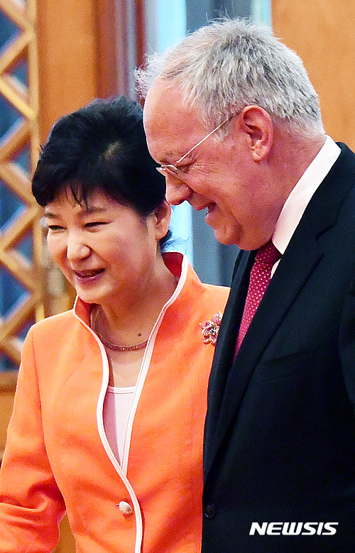 ▲ 박근혜 대통령이 13일 오후 청와대에서 공식방한 한 슈나이더 암만 스위스 대통령과 방명록 서명과 기념촬영장으로 이동하며 이야기를 나누고 있다. ⓒ뉴시스
