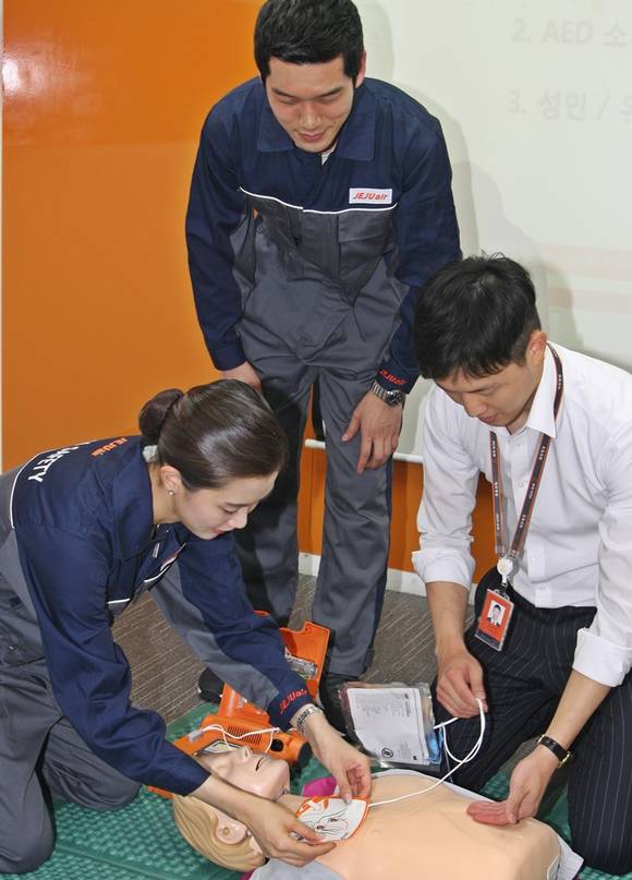 ▲ 제주항공 교육장에서 객실본부 안전교관들이 심폐소생술 교육을 실시하고 있다.ⓒ제주항공