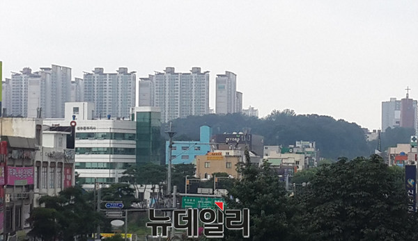 ▲ 14일 충북 청주시의 한 시가지가 구름과 안개로 많이 흐려있다.ⓒ김종혁 기자