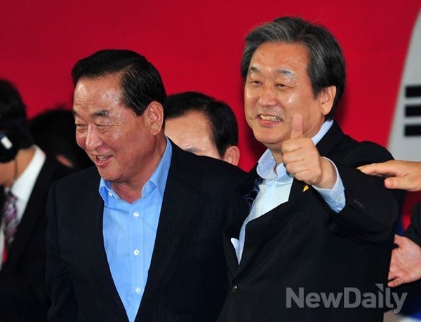 ▲ 지난 2014년 7·14 전당대회에서 승리한 김무성 전 대표최고위원이 서청원 의원 앞에서 엄지손가락을 치켜들어보이고 있다. ⓒ뉴데일리 이종현 기자