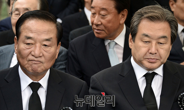 ▲ 새누리당 김무성 전 대표최고위원과 서청원 의원이 씁쓸한 표정으로 나란히 앉아있다. ⓒ뉴데일리 이종현 기자
