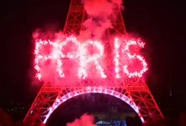 터키 주재 프랑스 공관들이 대혁명 기념일 행사를 앞두고 보안상의 이유로 잠정폐쇄 조치를 결정했다. 사진은 2015년 프랑스 파리에서 에펠탑에서 '대혁명 기념일'을 맞아 폭죽 행사를 진행 중인 모습.ⓒ英'BBC' 중계영상 캡쳐