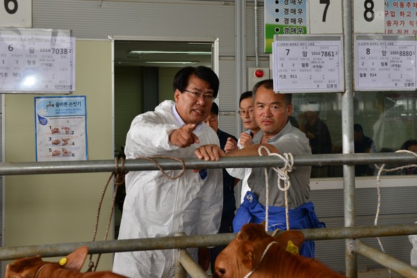 ▲ 이근규 제천시장이 13일 제천가축시장을 방문했다.ⓒ제천시