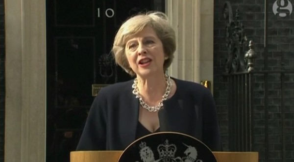 ▲ 다우닝가 10번지(총리관저) 앞에서 연설을 하고 있는 테리사 메이 英신임 총리.ⓒ英'가디언' 중계영상 캡쳐