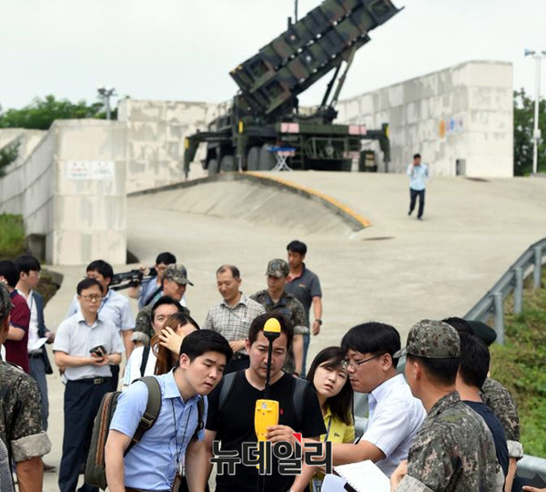 ▲ 14일 패트리어트를 운영하는 수도권 지역의 한 부대에서 국방부 출입기자단을 대상으로 패트리어트 레이더 전자파 측정 참관이 진행된 가운데 공군 관계자가 광대역 전자파 측정기를 활용해 전자파를 측정하고 있다.ⓒ국방부