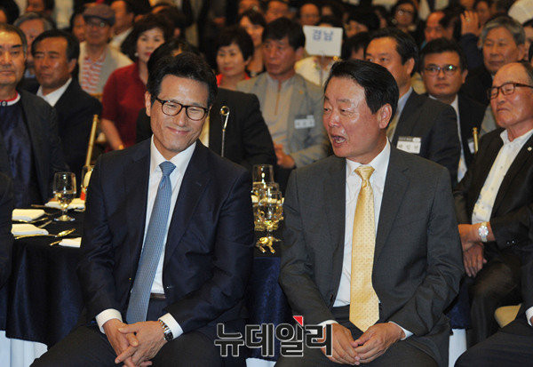 ▲ 새누리당 8·9 전당대회에 당대표 후보로 도전장을 낸 정병국 의원과 한선교 의원이 14일 서울 당산동에서 열린 김무성 전 대표최고위원의 7·14 전당대회 승리 2주년 기념 모임에 참석해 담소를 나누고 있다. ⓒ뉴데일리 이종현 기자