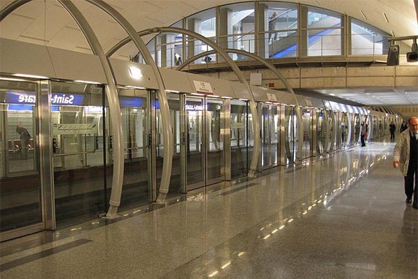 ▲ 프랑스 파리 생 라자르 역의 스크린도어. 한국과 달리 국제안전기준을 적용했다. ⓒ위키피디아 공개사진