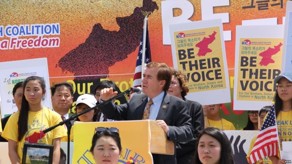 ▲ 북한의 자유를 위한 미주한인교회연합 KCC 주최로 13일 의회 서편 잔디밭에서 열린 북한 인권 행사에서 에드 로이스 하원 외교위원장이 연설하고 있다.