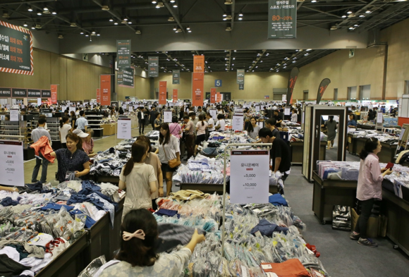 ▲ 현대백화점이 일산 킨텍스에서 대규모 출장 판매 행사 '더 블랙 위크'를 진행하는 가운데 14일 행사장을 찾은 고객들이 쇼핑을 하고 있다. ⓒ현대백화점