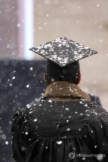 ▲ 학령인구 감소에 따른 정원 감축 등을 담은 '대학구조개혁법' 국회 통과 여부에 교육부는 강제성 확보를, 대학가는 생존 가능성에서 상반된 입장을 보이고 있다. ⓒ연합뉴스