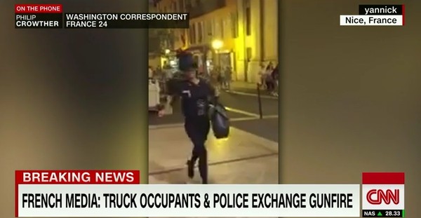 ▲ 14일(현지시간) 프랑스 남부 해안도시 니스에서 '프랑스 대혁명 기념일' 행사 진행중, 트럭 한 대가 군중들을 향해 돌진해 현재까지 최소 70명이 숨진 것으로 알려졌다. 사진은 사고 현장에서 대피하고 있는 한 시민의 모습.ⓒ美'CNN'중계영상 캡쳐