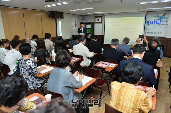 ▲ 북한인권단체 (사)물망초는 15일 오전 7시, 서울 방배동 머리재 빌딩에서 ‘개헌과 북한인권'이라는 주제로 제 33차 월례조찬 세미나를 개최했다. ⓒ뉴데일리 정상윤 기자