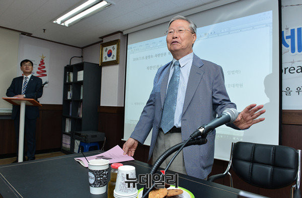 ▲ 최대권 서울대학교 명예교수의 강연을 경청하고 있는 박선영 사단법인 물망초 이사장. ⓒ뉴데일리 정상윤 기자