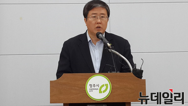 ▲ 충북 청주시 반재홍 행정국장이 15일 청주시청에서 도·농복합도시 제외 관련 브리핑을 갖고 있다.ⓒ김종혁 기자