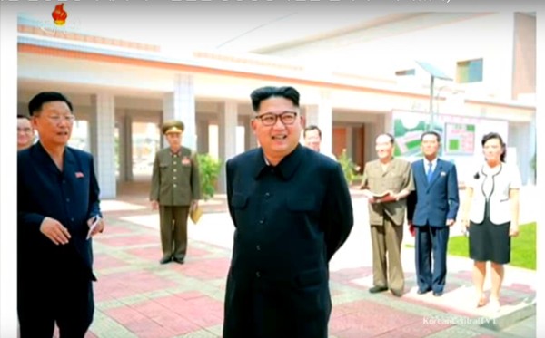 지난 14일 북한의 조국평화통일위원회 대변인 성명을 통해 '사드(THAAD)' 배치는 극악무도한 대결망동이라며 비난했다. 이에 정부는 '적반하장'이라며 강력하게 규탄했다. 사진은 평양중등학원을 방문한 북한 김정은.ⓒ北선전매체 중계영상 캡쳐
