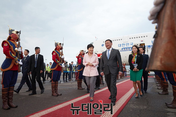 14일 아시아·유럽 정상회의(ASEM·아셈) 참석차 몽골 울란바토르에 도착한 박근혜 대통령이 환영을 받고 있는 모습. ⓒ뉴데일리