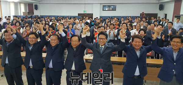 ▲ 윤재옥 신임위원장(왼쪽 세번째)과 지역 국회의원, 새누리당 당 대표 경선 후보들이 15일 오전 시당 강당에서 당직자 환호에 인사를 하고 있다.ⓒ뉴데일리